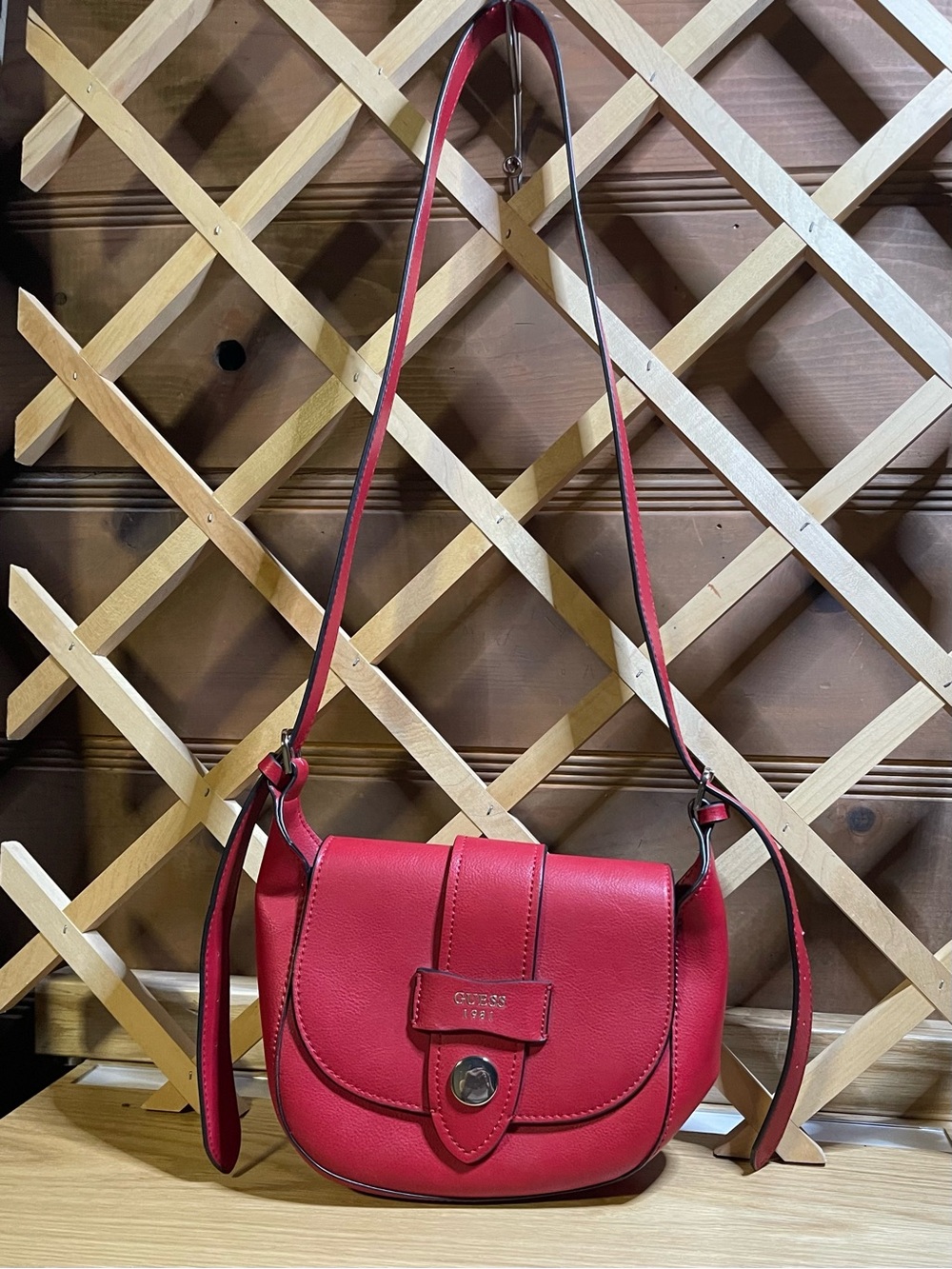“Guess 1981” Cherry Red Saddle Flap Crossbody Bag / Pebbled Vegan Leather - Picture 8 of 13